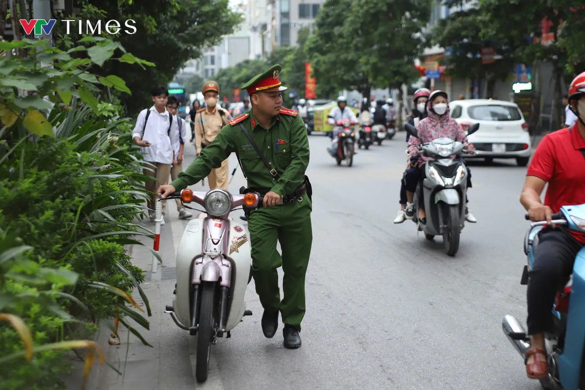 Hà Nội xử lý nhiều học sinh đi xe máy không biển, không mũ bảo hiểm - Ảnh 1.