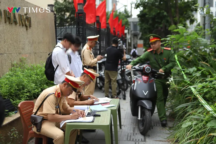 Hà Nội xử lý nhiều học sinh đi xe máy không biển, không mũ bảo hiểm - Ảnh 4.