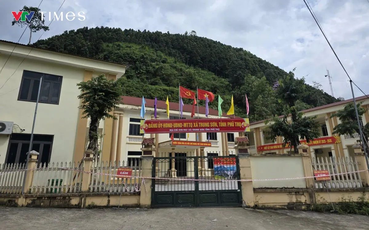 Trụ sở Đảng ủy, UBND xã Trung Sơn sạt lở do hoàn lưu bão số 5