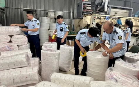 Đoàn kiểm tra đang tiến hành kiểm đếm số lượng tang vật vi phạm Đoàn kiểm tra đang tiến hành kiểm đếm số lượng tang vật vi phạm