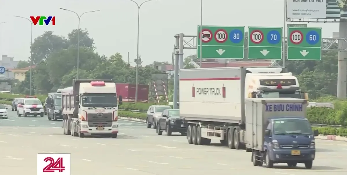 Ng&agrave;y đầu xử phạt xe tải đi v&agrave;o l&agrave;n s&aacute;t dải ph&acirc;n c&aacute;ch tr&ecirc;n cao tốc  - Ảnh 2.