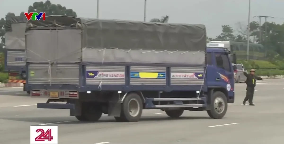 Ng&agrave;y đầu xử phạt xe tải đi v&agrave;o l&agrave;n s&aacute;t dải ph&acirc;n c&aacute;ch tr&ecirc;n cao tốc  - Ảnh 1.