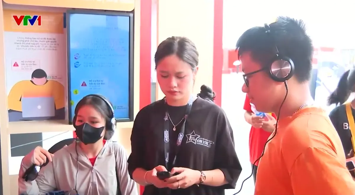 Người dân được đeo tai phone, lắng nghe cuộc gọi lừa đảo tại Triển lãm 80 năm thành tựu đất nước - Ảnh 1.
