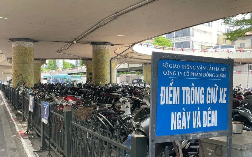 Một điểm trông giữ xe dưới gầm cầu Chương Dương, thành phố Hà Nội. (Ảnh: Vietnam+) Một điểm trông giữ xe dưới gầm cầu Chương Dương, thành phố Hà Nội. (Ảnh: Vietnam+)