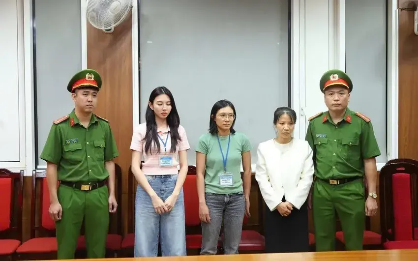 Hoa hậu Thuỳ Tiên (bìa trái) tại thời điểm khởi tố. (Ảnh: CA) Hoa hậu Thuỳ Tiên (bìa trái) tại thời điểm khởi tố. (Ảnh: CA)
