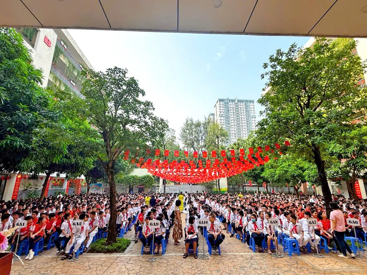 Hà Nội: đẩy mạnh tuyên truyền bảo đảm TTATGT đầu năm học mới - Ảnh 3.