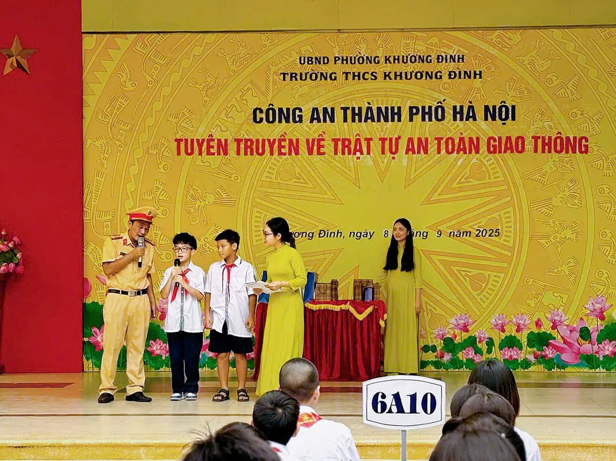 Hà Nội: đẩy mạnh tuyên truyền bảo đảm TTATGT đầu năm học mới - Ảnh 4.