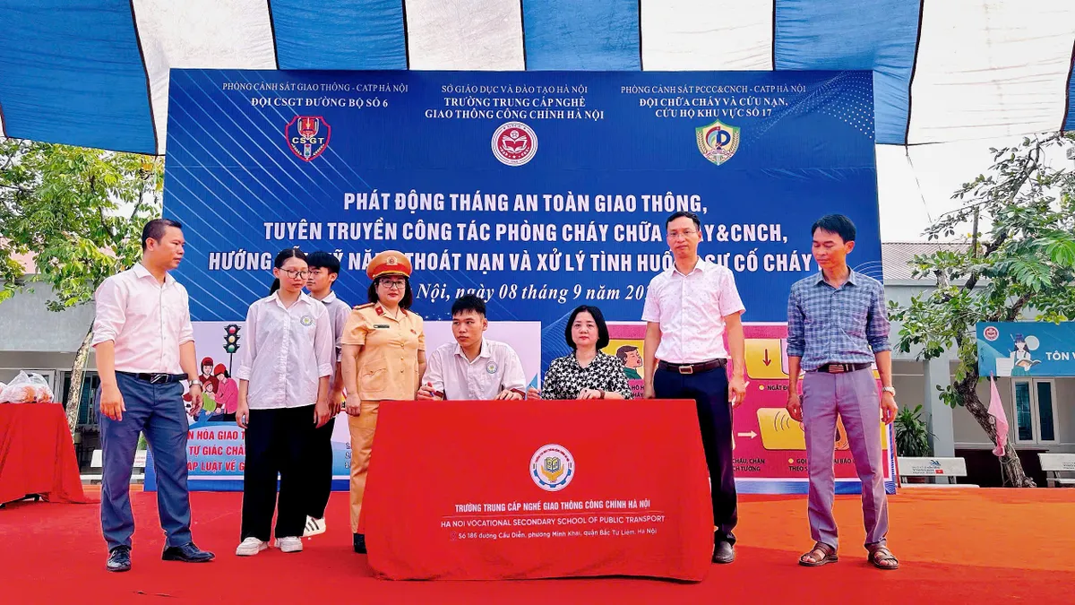Hà Nội: đẩy mạnh tuyên truyền bảo đảm TTATGT đầu năm học mới - Ảnh 2.