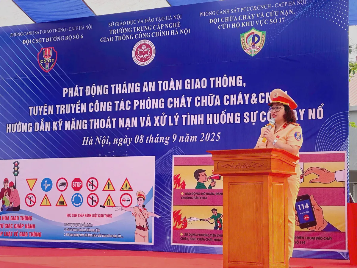 Hà Nội: đẩy mạnh tuyên truyền bảo đảm TTATGT đầu năm học mới - Ảnh 1.