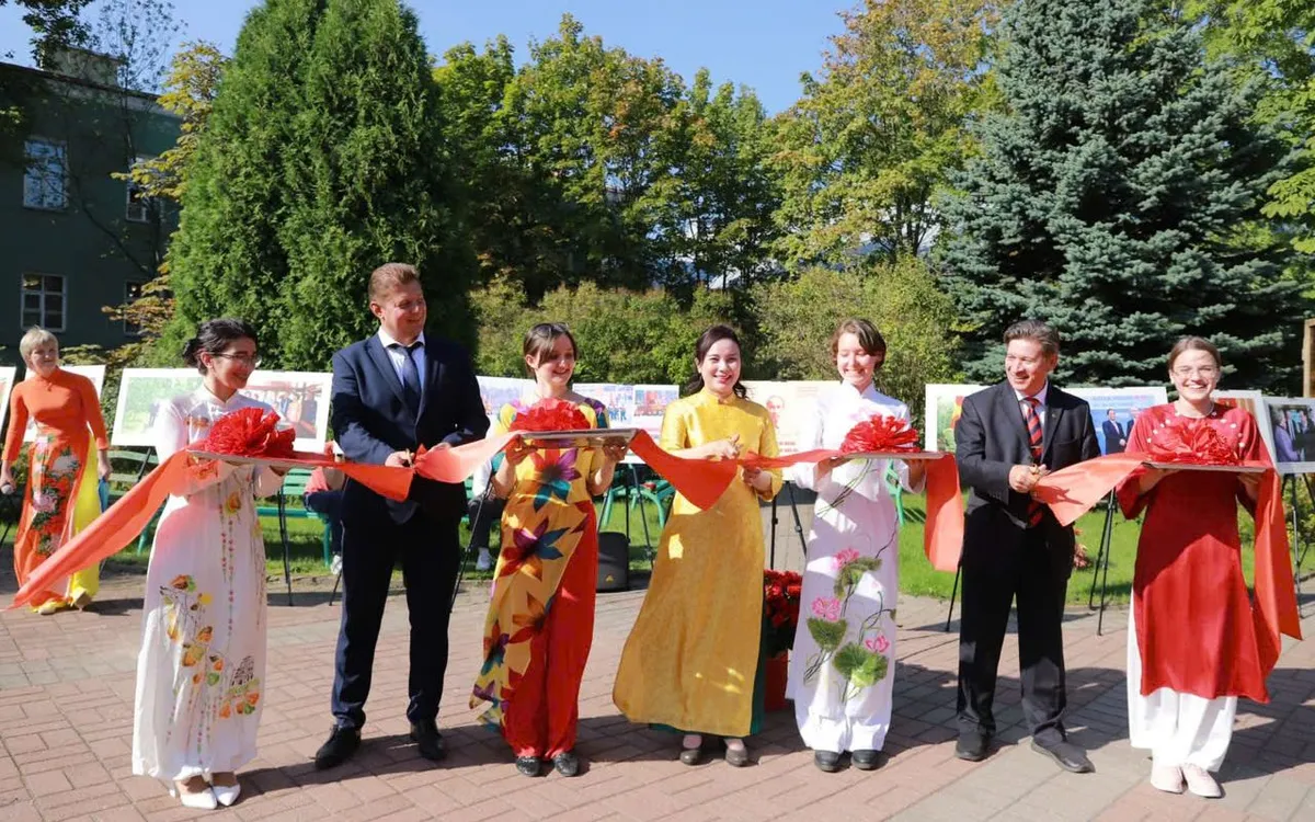 Khai mạc Triển lãm “Chủ tịch Hồ Chí Minh- Người đặt nền móng cho tình hữu nghị Việt Nam và Liên bang Nga” (Ảnh: Khu Di tích) Khai mạc Triển lãm “Chủ tịch Hồ Chí Minh- Người đặt nền móng cho tình hữu nghị Việt Nam và Liên bang Nga” (Ảnh: Khu Di tích)
