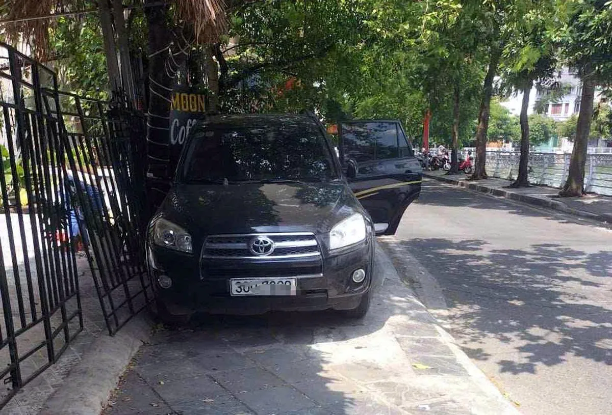 Mâu thuẫn chỗ đỗ xe ở Hà Nội: Nữ chủ quán cà phê nhập viện, hồi chuông về ứng xử đô thị - Ảnh 2.
