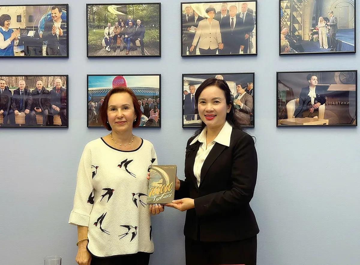 Bà Tatiana trao tặng Khu Di tích cuốn sách "700.000 km trong vũ trụ"- món quà anh hùng G. Titốp đã tặng Bác Hồ trong chuyến thăm Việt Nam năm 1962. Bà Tatiana trao tặng Khu Di tích cuốn sách "700.000 km trong vũ trụ"- món quà anh hùng G. Titốp đã tặng Bác Hồ trong chuyến thăm Việt Nam năm 1962.