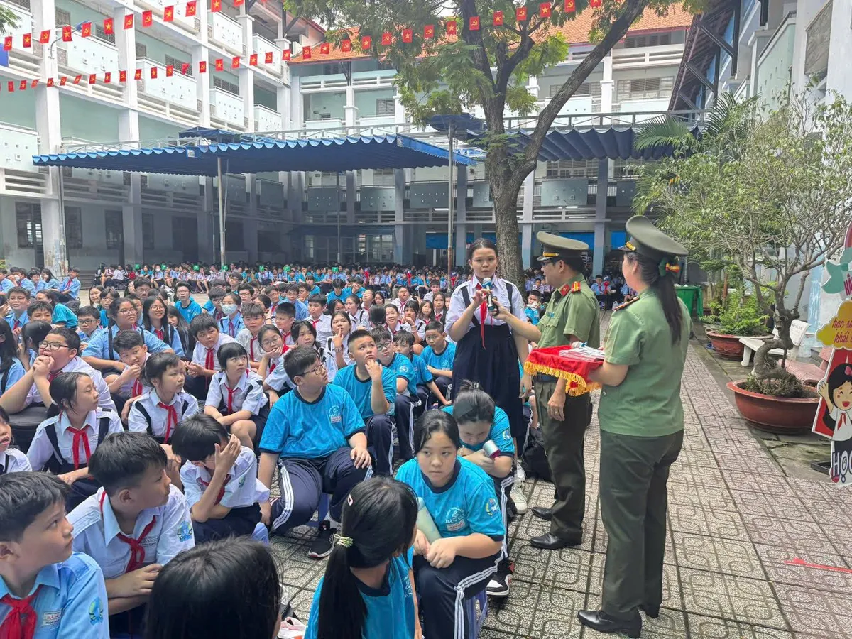 Công an TP Hồ Chí Minh tuyên truyền phòng chống ma túy trong trường học - Ảnh 1.