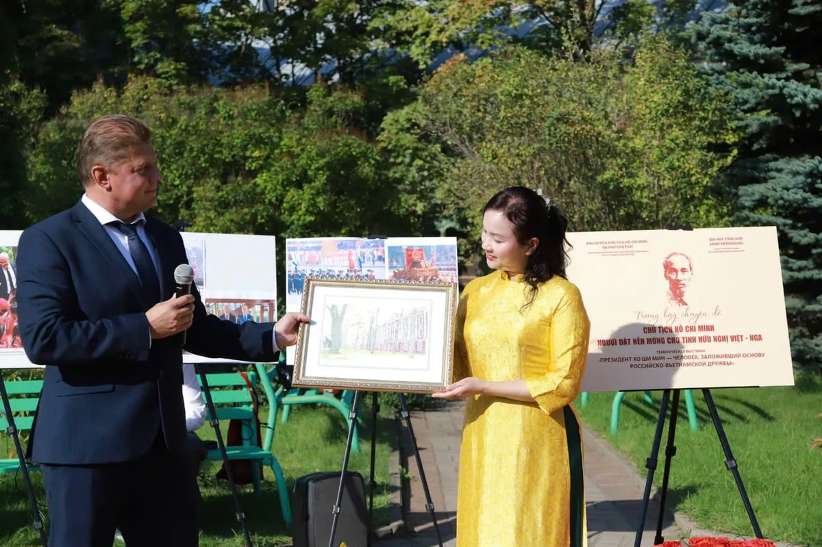 Ông Sergey Andryushin - Phó hiệu trưởng Trường Đại học Quốc gia Saint Petersburg tặng tranh lưu niệm cho bà Lê Thị Phượng, Giám đốc Khu Di tích Chủ tịch Hồ Chí Minh tại Phủ Chủ tịch. Ông Sergey Andryushin - Phó hiệu trưởng Trường Đại học Quốc gia Saint Petersburg tặng tranh lưu niệm cho bà Lê Thị Phượng, Giám đốc Khu Di tích Chủ tịch Hồ Chí Minh tại Phủ Chủ tịch.