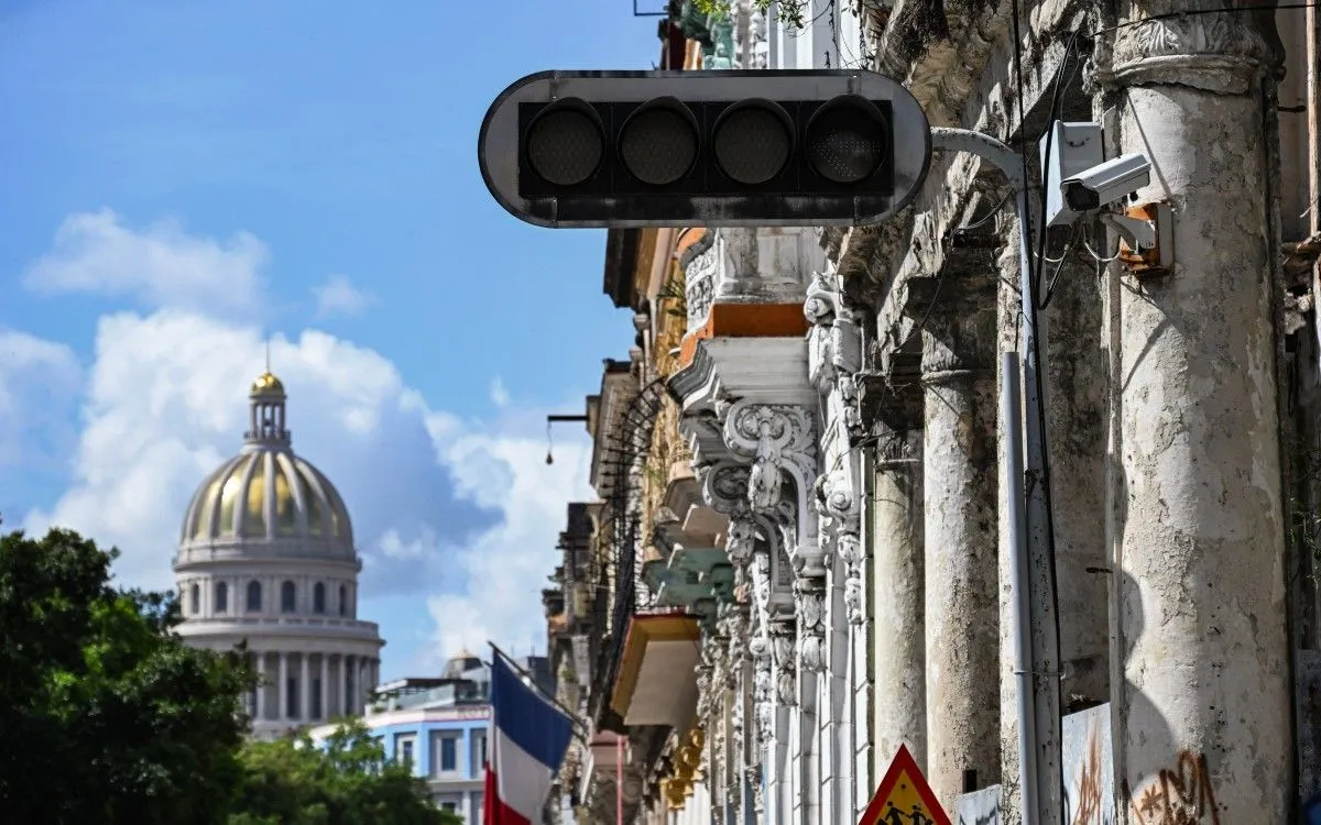Đèn giao thông ngừng hoạt động trong thời gian mất điện ở Havana, ngày 10/9/2025 (Ảnh: AFP) Đèn giao thông ngừng hoạt động trong thời gian mất điện ở Havana, ngày 10/9/2025 (Ảnh: AFP)