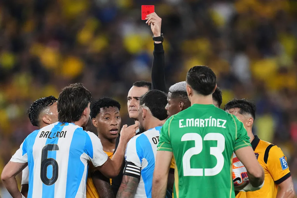 Vắng Messi, Argentina gục ngã trước Ecuador- Ảnh 1.