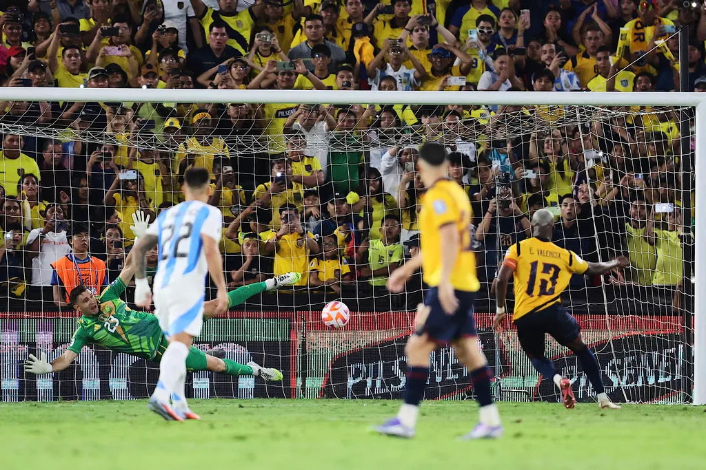 Vắng Messi, Argentina gục ngã trước Ecuador- Ảnh 2.