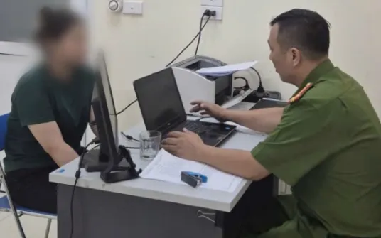 Cán bộ Công an phường tuyên truyền cháu N về thủ đoạn lừa đảo. Ảnh: Công an TP Hà Nội Cán bộ Công an phường tuyên truyền cháu N về thủ đoạn lừa đảo. Ảnh: Công an TP Hà Nội