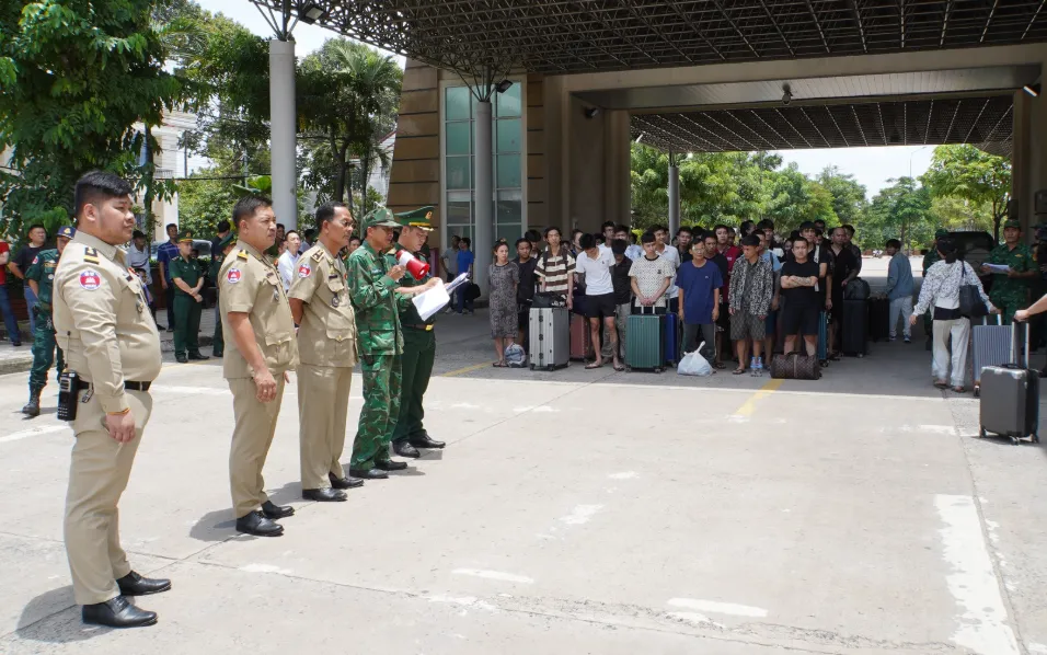 Lực lương chức năng Việt Nam và Campuchia làm thủ tục bàn giao, tiếp nhận công dân được trao trả. (Ảnh: CA) Lực lương chức năng Việt Nam và Campuchia làm thủ tục bàn giao, tiếp nhận công dân được trao trả. (Ảnh: CA)