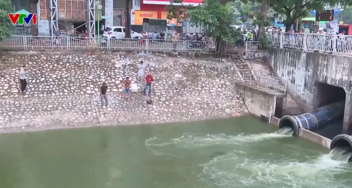 Hà Nội dẫn nước từ hồ Tây về để “hồi sinh” sông Tô Lịch - Ảnh 1.
