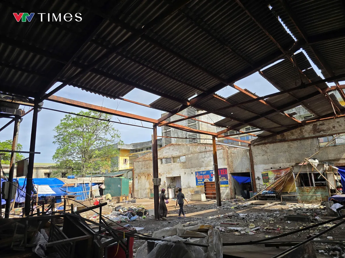 Nghệ An: Nhiều chợ hư hỏng nặng sau bão, tiểu thương chưa thể trở lại kinh doanh - Ảnh 3.