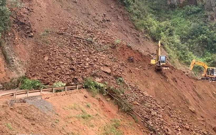 Hàng trăm m3 đất đá từ taluy dương bất ngờ sạt xuống, vùi lấp toàn bộ mặt đường trên Quốc lộ 32, thuộc địa phận xã Púng Luông, tỉnh Lào Cai. (Ảnh: TTXVN phát)