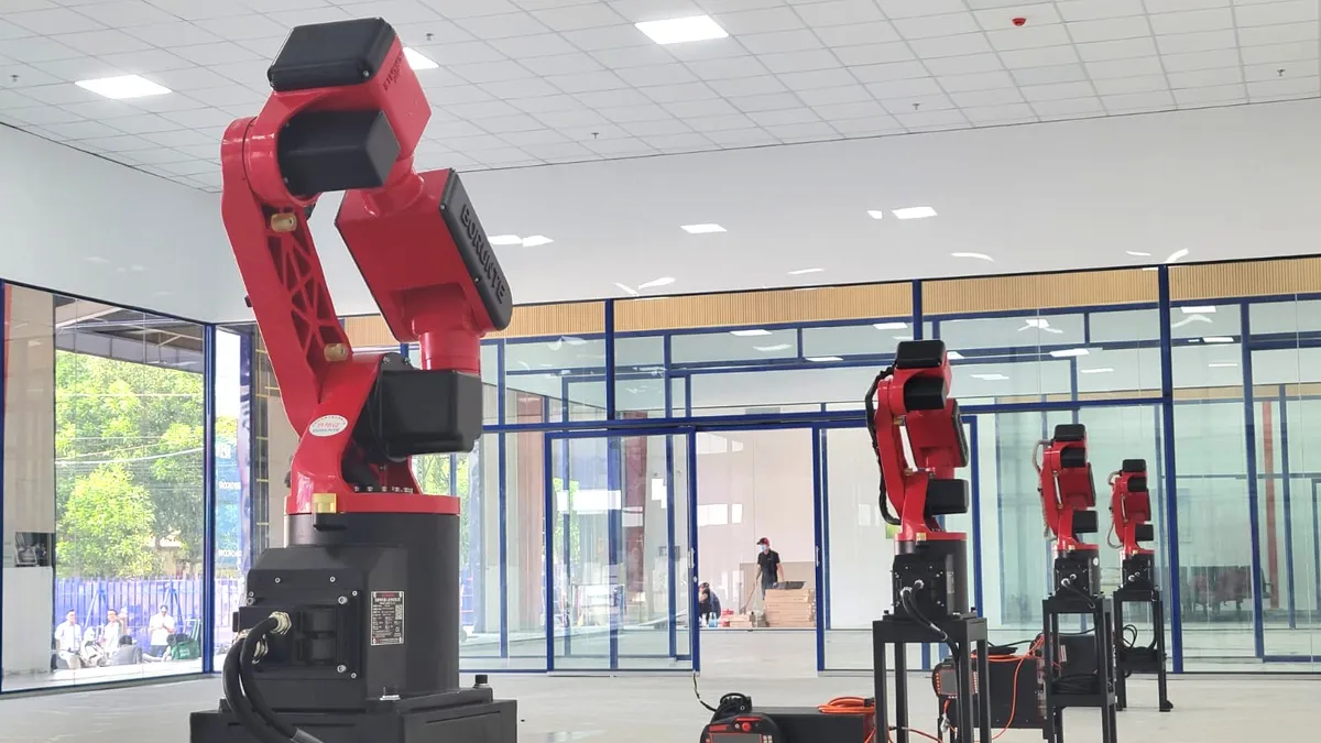 CT UAV: Ngạc nhiên với nhà máy đúc Composite tự tiến hóa - Ảnh 1.