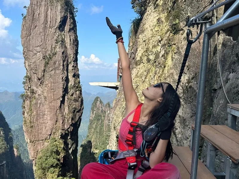 Ngủ trên vách núi cao chót vót - Trào lưu mạo hiểm mới của giới trẻ Trung Quốc - Ảnh 2.