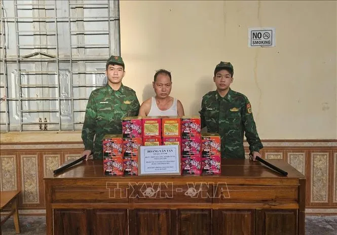 Bắt giữ đối tượng vận chuyển pháo nổ trái phép qua biên giới - Ảnh 1.