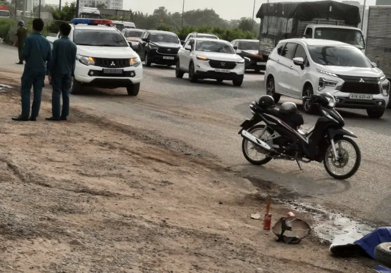 Tài xế xe ben bỏ trốn sau khi gây tai nạn khiến người phụ nữ tử vong - Ảnh 1.