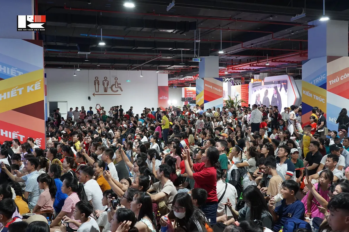 Nghệ thuật truyền thống thăng hoa, hút khách tại Triển lãm Thành tựu đất nước  - Ảnh 4.