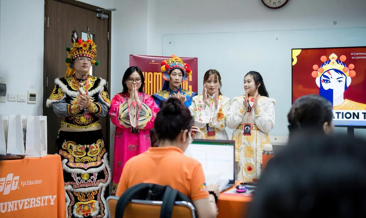 Khi sinh viên Việt lan tỏa nghệ thuật tuồng truyền thống - Ảnh 2.