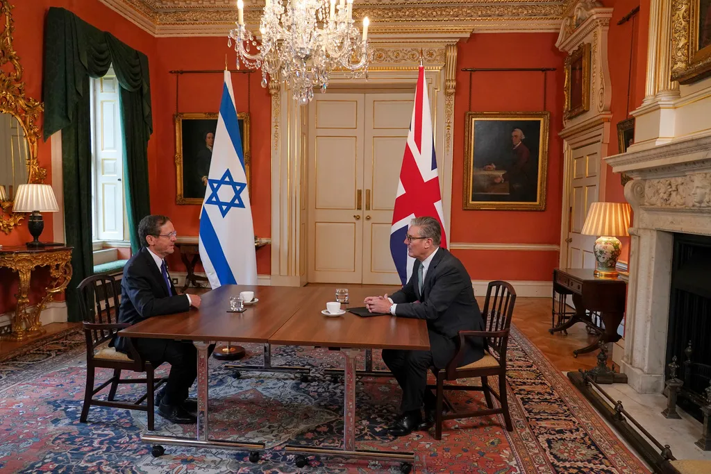 Anh bị hối thúc bắt giữ Tổng thống Israel Isaac Herzog trong chuyến thăm London  - Ảnh 1.
