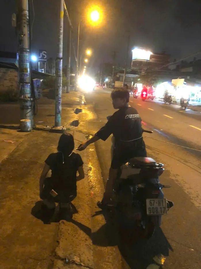 Bắt kẻ giật dây chuyền vàng của phụ nữ bán dép ở TP Hồ Chí Minh - Ảnh 1.