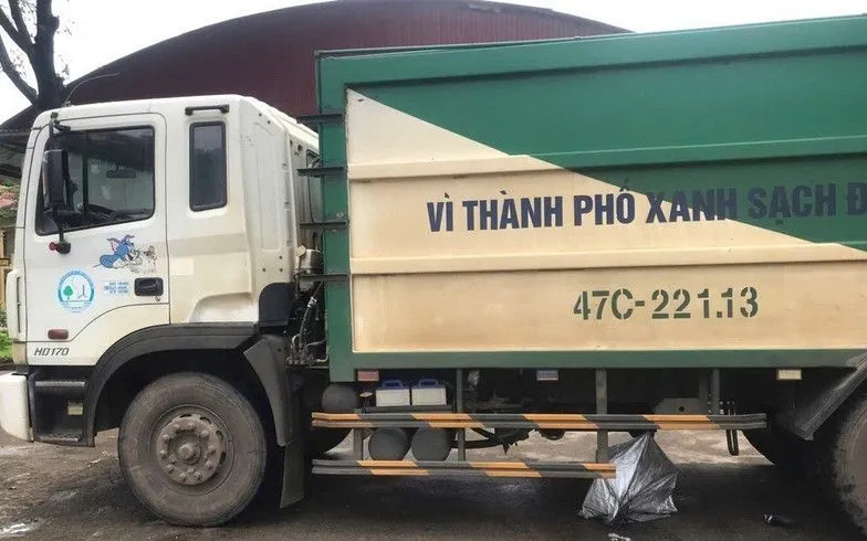 Hiện trường vụ va chạm giữa xe ô tô chở rác và học sinh lớp 6.