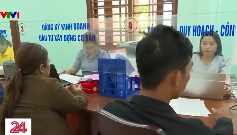 Từ ô tô, xe máy đến hồ sơ xã phường: Cải cách thủ tục hành chính đến tận người dân - Ảnh 1.