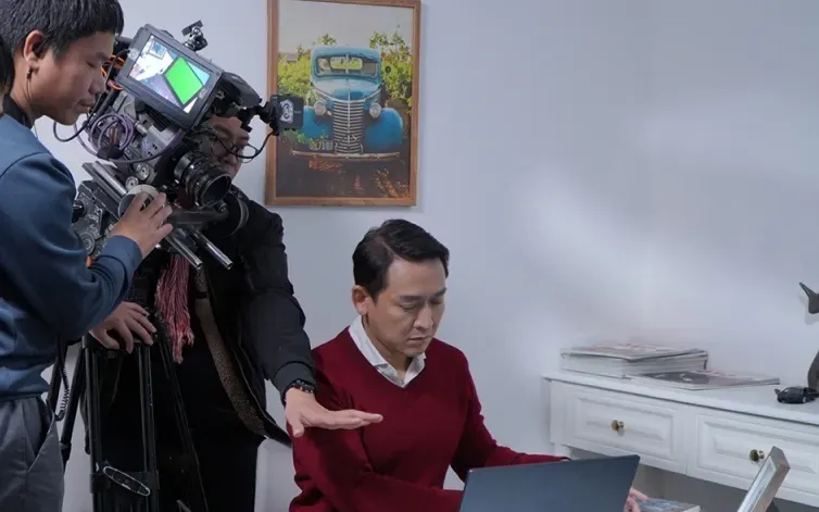 Hứa Vĩ Văn quay phim kinh dị.  (Ảnh: ĐPCC) Hứa Vĩ Văn quay phim kinh dị.  (Ảnh: ĐPCC)