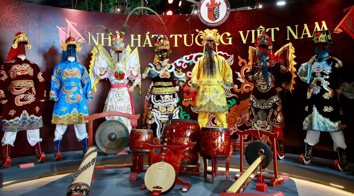 Nghệ thuật truyền thống thăng hoa, hút khách tại Triển lãm Thành tựu đất nước  - Ảnh 2.