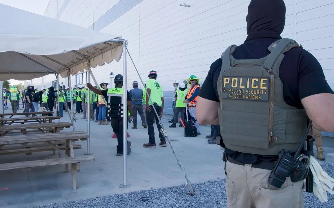 Cảnh sát đang theo dõi công nhân tại công trường xây dựng nhà máy pin HL-GA ở Ellabell, Georgia, ngày 4/9/2025 (Ảnh: Cơ quan Thực thi Di trú và Hải quan Hoa Kỳ)