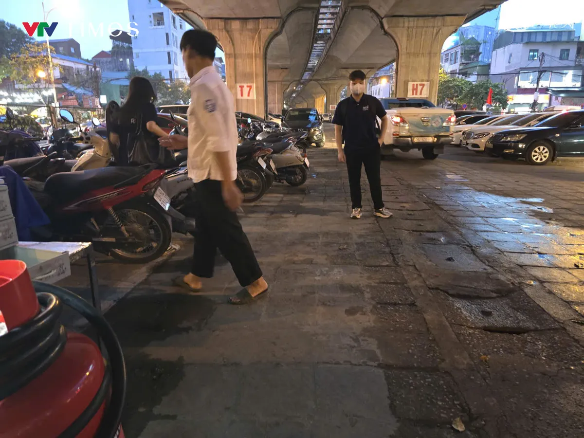 Hà Nội: Người dân khốn khổ tìm chỗ gửi xe - Ảnh 2.