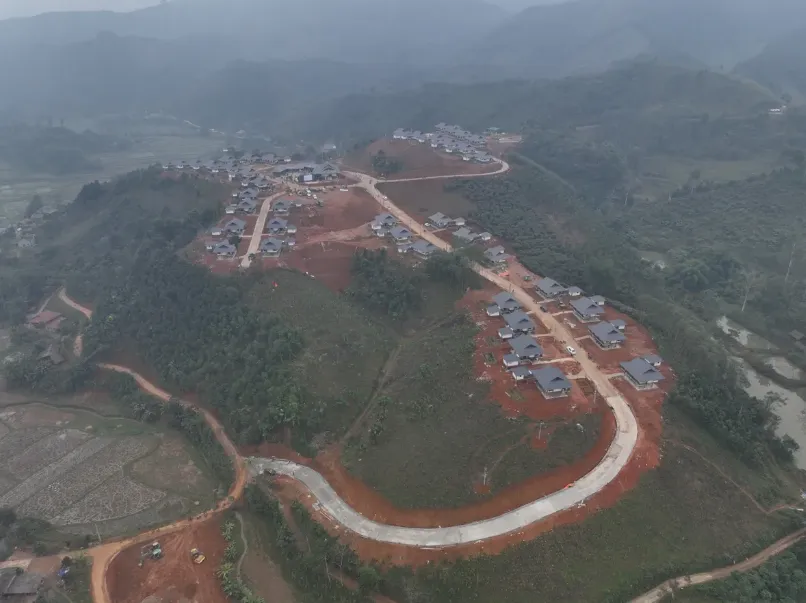 Tưởng niệm 1 năm ngày mất của 67 nạn nhân sau thảm họa lũ quét tại Làng Nủ - Ảnh 1.