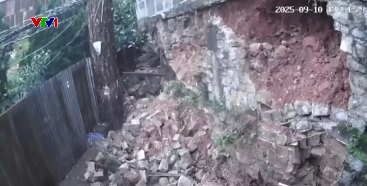 Gấp r&uacute;t xử l&yacute; sạt lở bờ, vở s&ocirc;ng Thao - Ảnh 2.