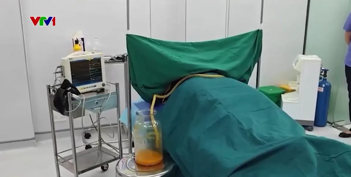 Giả danh để phẫu thuật thẩm mỹ trái phép - Ảnh 2.