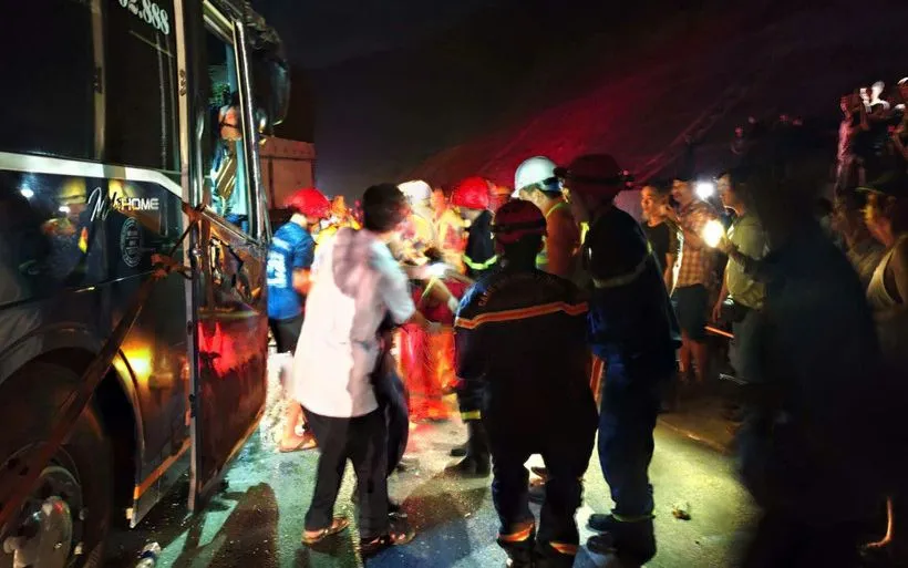 Lực lượng Cảnh sát Phòng cháy, chữa cháy và Cứu nạn, cứu hộ giải cứu các nạn nhân ra ngoài. (Nguồn: Facebook Radar Đà Nẵng)