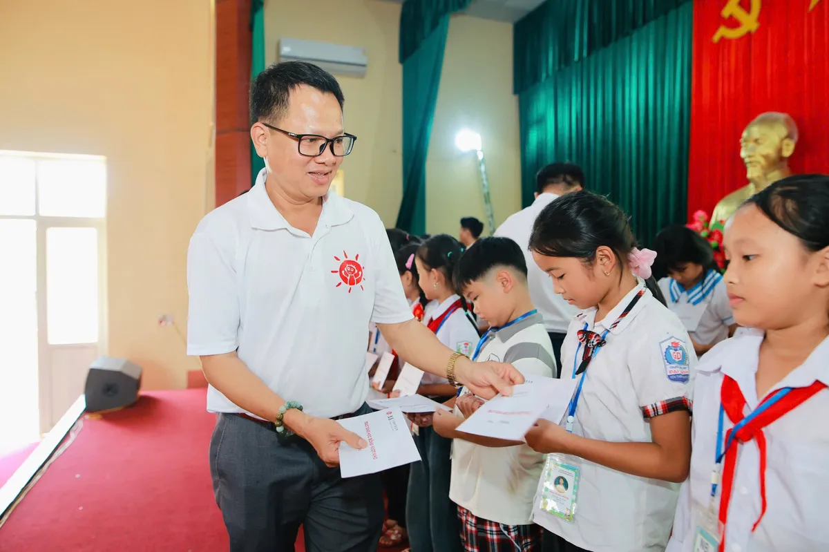 Trao gần 500 suất học bổng vượt khó cho học sinh khó khăn tại Nghệ An - Ảnh 1.