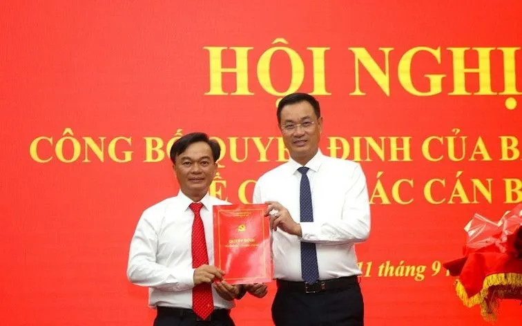 Ông Lê Ngọc Quang, Bí thư Tỉnh ủy Quảng Trị, trao quyết định cho ông Nguyễn Chiến Thắng. (Ảnh: TTXVN) Ông Lê Ngọc Quang, Bí thư Tỉnh ủy Quảng Trị, trao quyết định cho ông Nguyễn Chiến Thắng. (Ảnh: TTXVN)