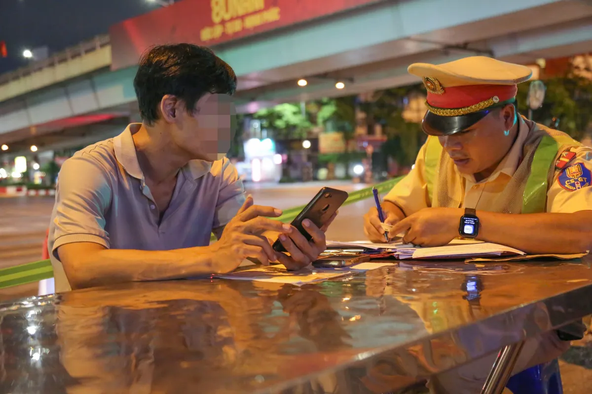 CSGT Hà Nội hóa trang ghi hình xử lý loạt xe tải độ đèn, lắp còi hơi chạy ban đêm - Ảnh 4.