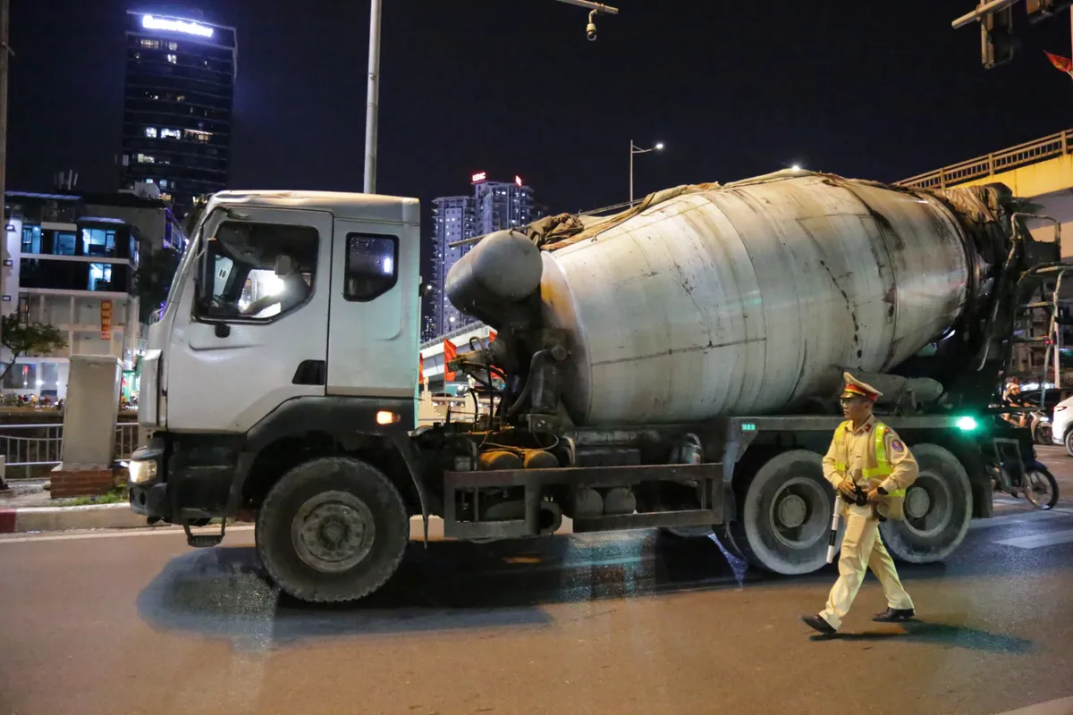 CSGT Hà Nội hóa trang ghi hình xử lý loạt xe tải độ đèn, lắp còi hơi chạy ban đêm - Ảnh 6.