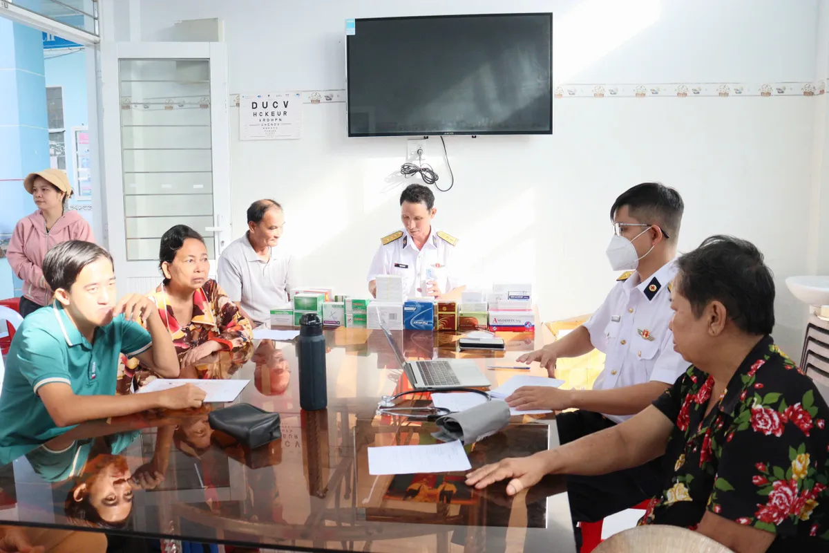 Bộ Tư lệnh Vùng 5 Hải quân khám bệnh, cấp thuốc miễn phí cho nhân dân trên địa bàn tỉnh Cà Mau - Ảnh 3.