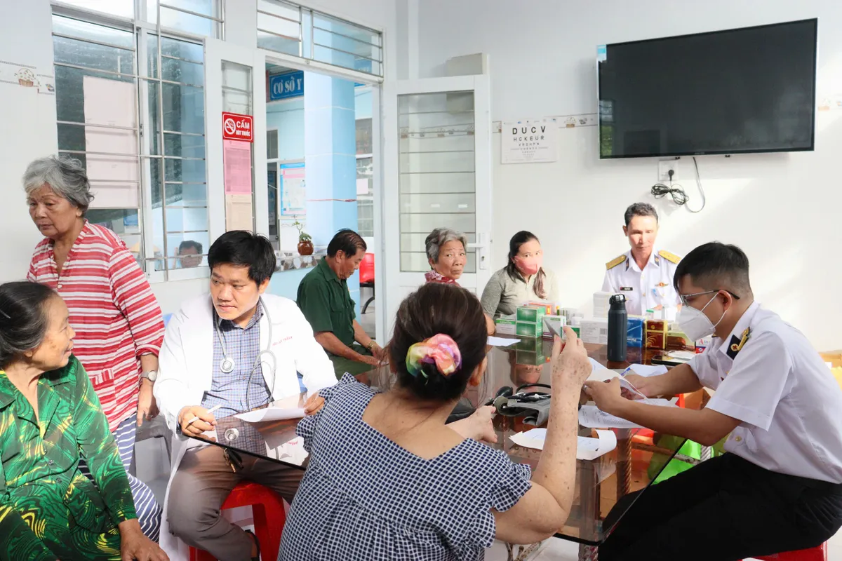 Bộ Tư lệnh Vùng 5 Hải quân khám bệnh, cấp thuốc miễn phí cho nhân dân trên địa bàn tỉnh Cà Mau - Ảnh 2.
